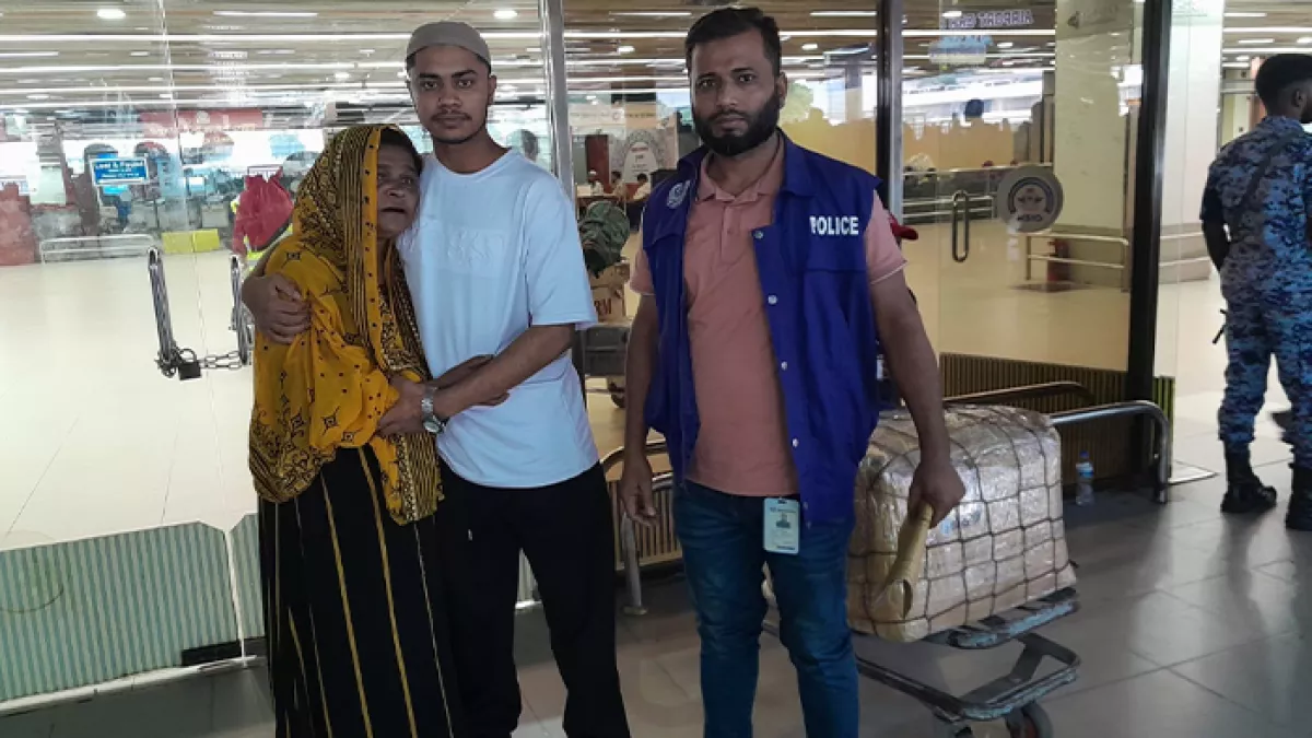 ঢাকা শাহজালাল আন্তর্জাতিক বিমানবন্দরে বুধবার ভোরে বাপ্পু দেশে পৌঁছালে পেকুয়া থানা পুলিশের উপ-পরিদর্শক (এসআই) সোহেল রানা তাকে গ্রহণ করেন। প্রবা ফটো