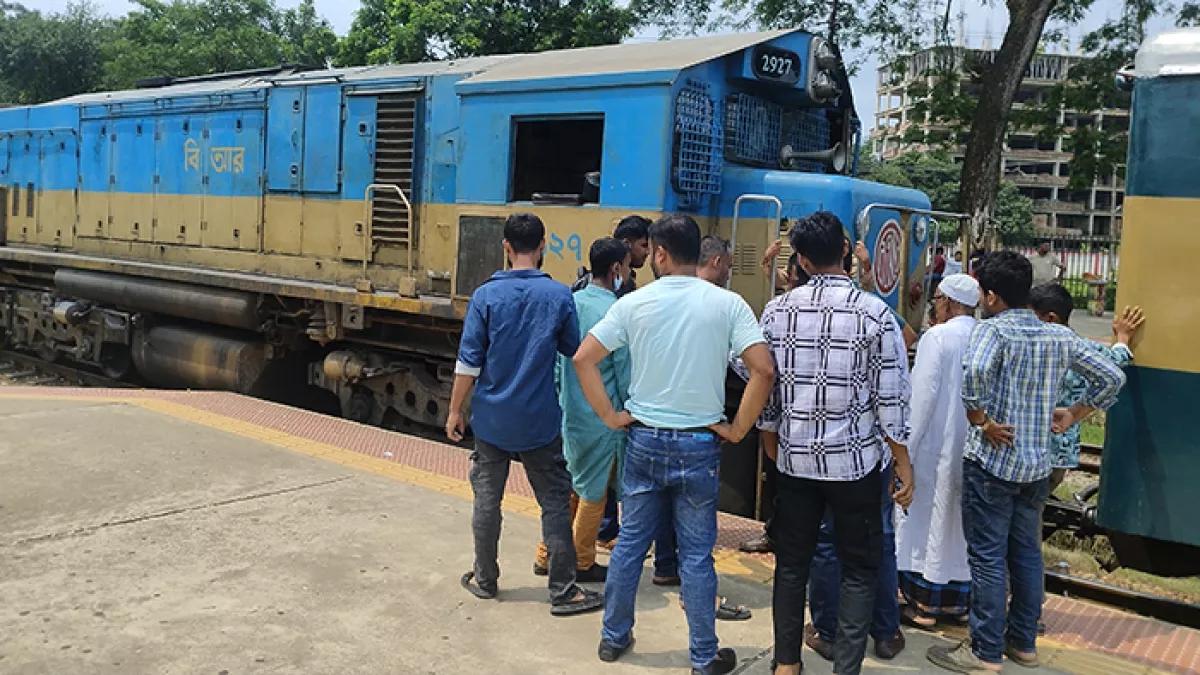 চট্টগ্রামগামী মেঘনা এক্সপ্রেস ট্রেনটি  ইঞ্জিনের যান্ত্রিক ত্রুটির  কারণে  সাড়ে ৩ ঘণ্টা  পর রিলিফ ইঞ্জিন এনে ট্রেনটি  সচল করা হয়। প্রবা ফটো