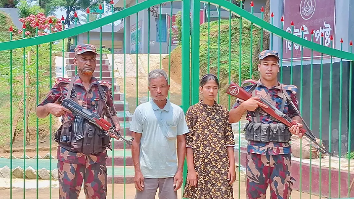 সীমান্তে কিশোরী ও পাচারকারীসহ আটক ২