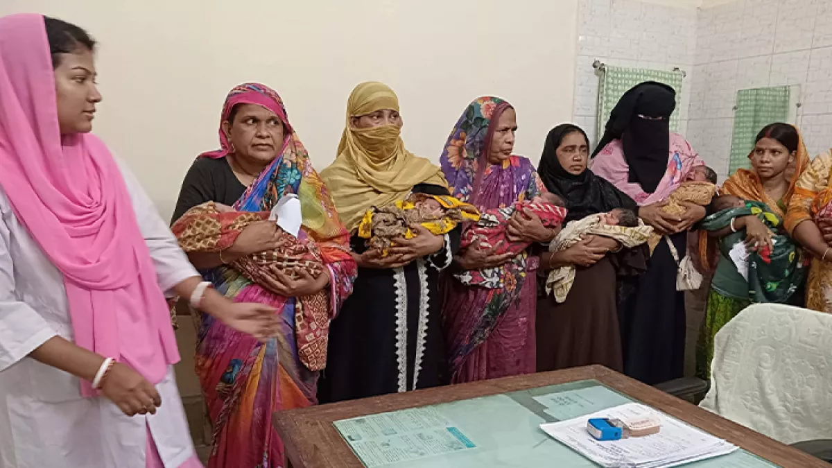  ফটিকছড়ি স্বাস্থ্য কমপ্লেক্সে নবজাতকদের কোলে নিয়ে মায়েরা। প্রবা ফটো