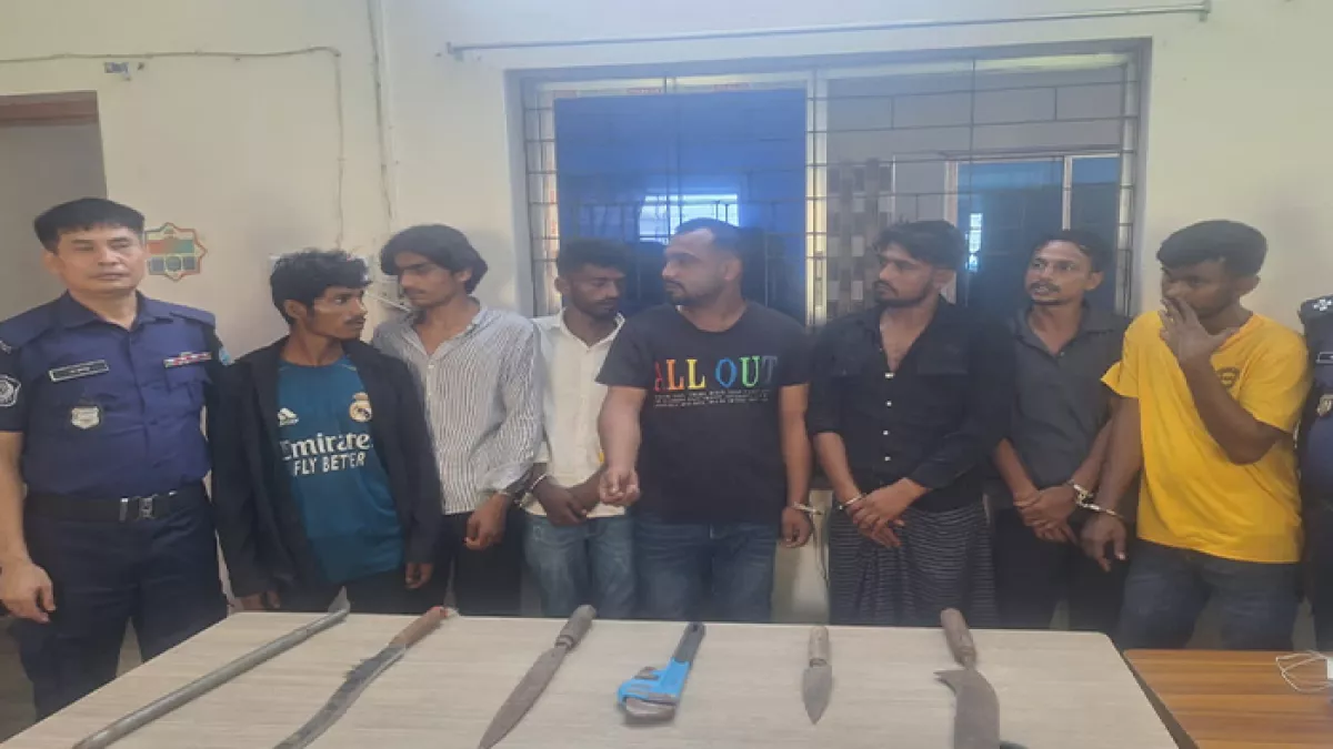ঢাকা-চট্টগ্রাম মহাসড়কের পাশে রামপুর শাহীন একাডেমি স্কুলের সামনে থেকে ডাকাতির প্রস্তুতিকালে আন্তঃজেলা ডাকাত দলের ৭ সদস্যকে গ্রেপ্তার  করেছে পুলিশ। প্রবা ফটো