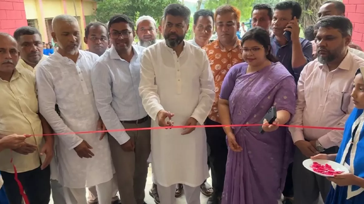 ফেনীর ফুলগাজী উপজেলার পশ্চিম ঘনিয়ামোড়া সরকারি প্রাথমিক বিদ্যালয়ের নবনির্মিত একাডেমিক ভবনের উদ্বোধন করেন এমপি রফিকুল আলম মজনু। প্রবা ফটো
