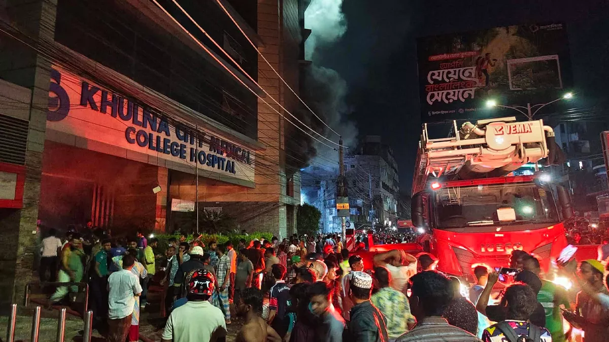খুলনা সিটি মেডিকেল কলেজ হাসপাতালের আগুন নিয়ন্ত্রণের চেষ্টা করছে ফায়ার সার্ভিস কর্মীরা। ছবি: প্রতিদিনের বাংলাদেশ 