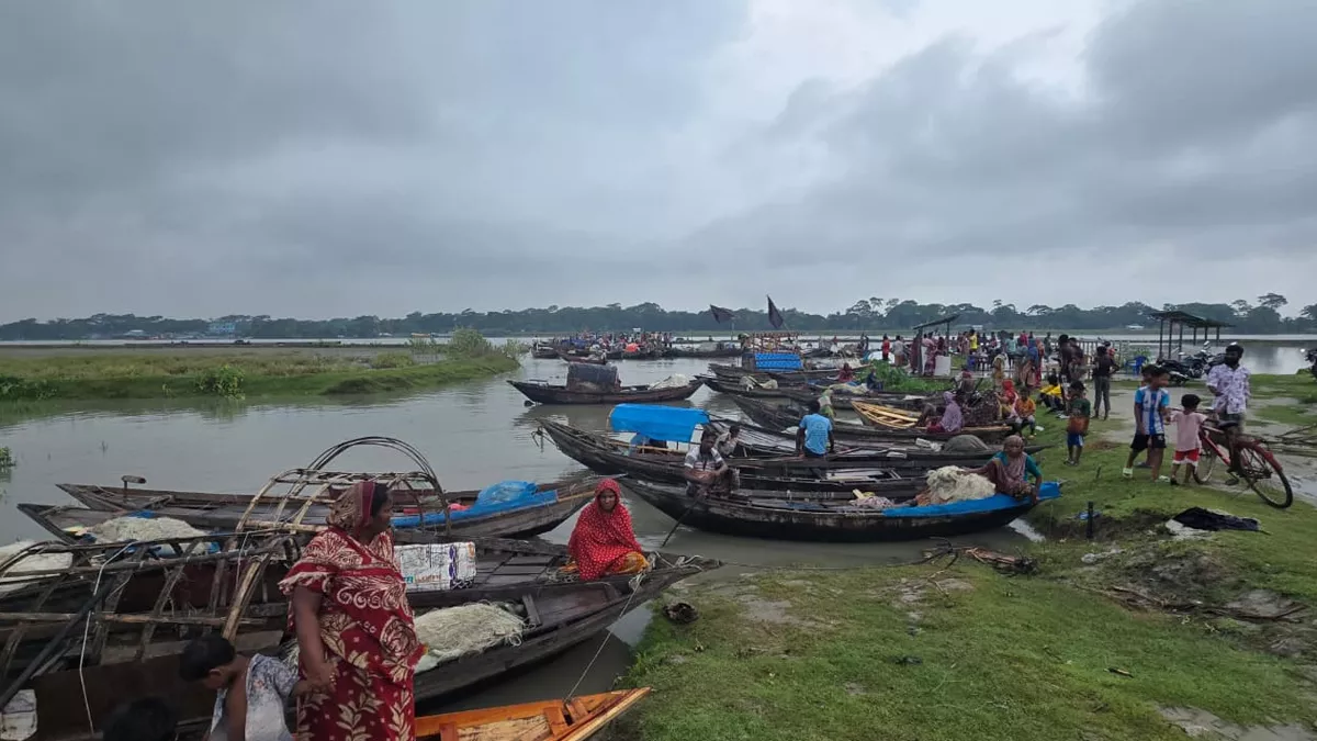 জাল ও নৌকাসহ হাজির হন শতাধিক জেলে। ছবি: প্রতিদিনের বাংলাদেশ 