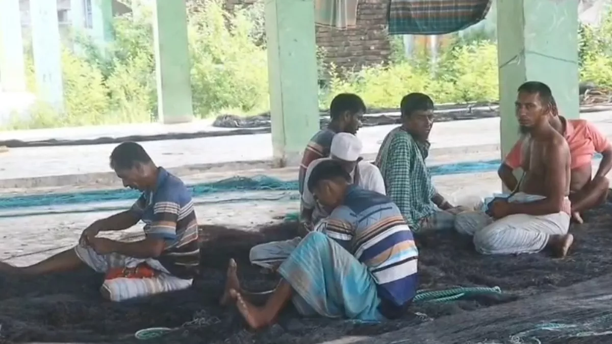নিষেধাজ্ঞা শেষে আবারও মাছ ধরতে জাল প্রস্তুত করছে কলাপাড়ার জেলেরা। ছবি: প্রতিদিনের বাংলাদেশ