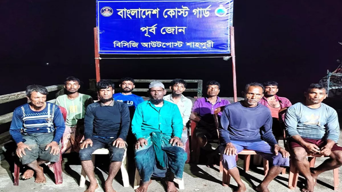 গভীর সমুদ্রে বিকল ফিশিং বোটসহ ১০ জেলেকে উদ্ধার