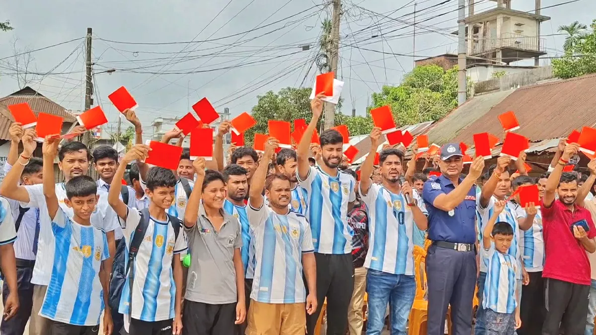 রবিবার সকাল ৯টায় দুর্গাপুরে ফুটবলপ্রেমীরা প্রতীকীভাবে মাদককে ‘লাল কার্ড’ প্রদর্শন করেন। ছবি: প্রতিদিনের বাংলাদেশ 