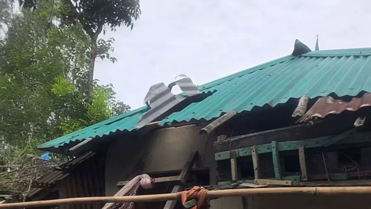 ফেনীর ফুলগাজী উপজেলার আমজাদহাটে এক গৃহবধূর হাত-পা বাঁধা ও মুখে টেপ লাগানো মরদেহ উদ্ধার করেছে পুলিশ।  প্রবা ফটো
