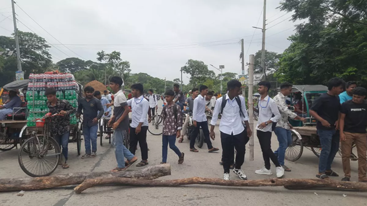 পরীক্ষা কেন্দ্র পরিবর্তনের দাবিতে সড়ক অবরোধ
