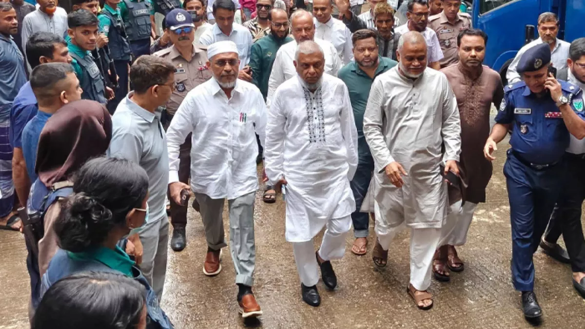 সিলেটের বিভাগীয় দ্রুত বিচার ট্রাইব্যুনালে রায় ঘোষণার আগে সকালে আরিফুল হক চৌধুরী, লুৎফুজ্জামান বাবর ও জিকে গউছ আদালতে উপস্থিত হন। প্রবা ফটো