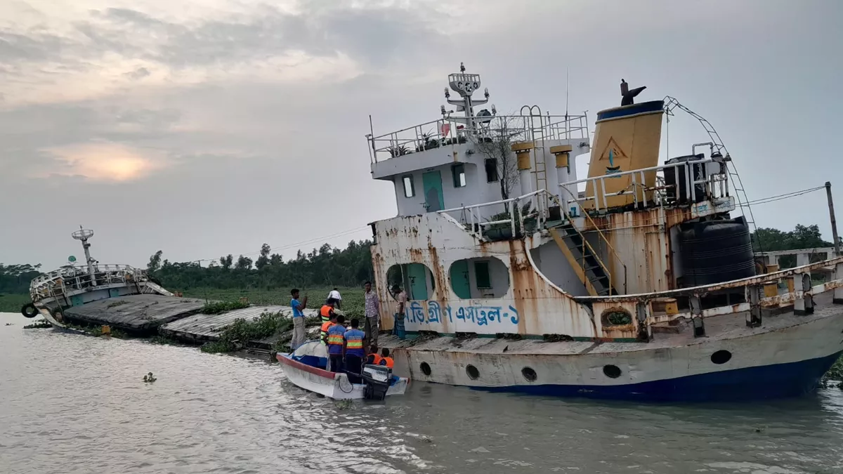 পিরোজপুরে ডুবন্ত জাহাজ থেকে যুবকের অর্ধগলিত মরদেহ উদ্ধার