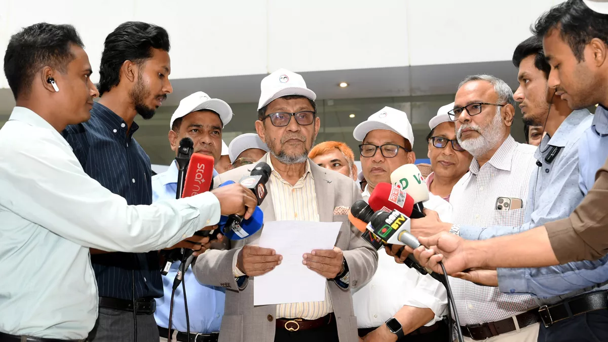 ভিটামিন ‘এ’ প্লাস ক্যাম্পেইনের উদ্বোধনী অনুষ্ঠান শেষে সাংবাদিকদের সঙ্গে কথা বলছেন স্বাস্থ্যমন্ত্রী সরদার মো. সাখাওয়াত হোসেন বকুল। ছবি: প্রতিদিনের বাংলাদেশ