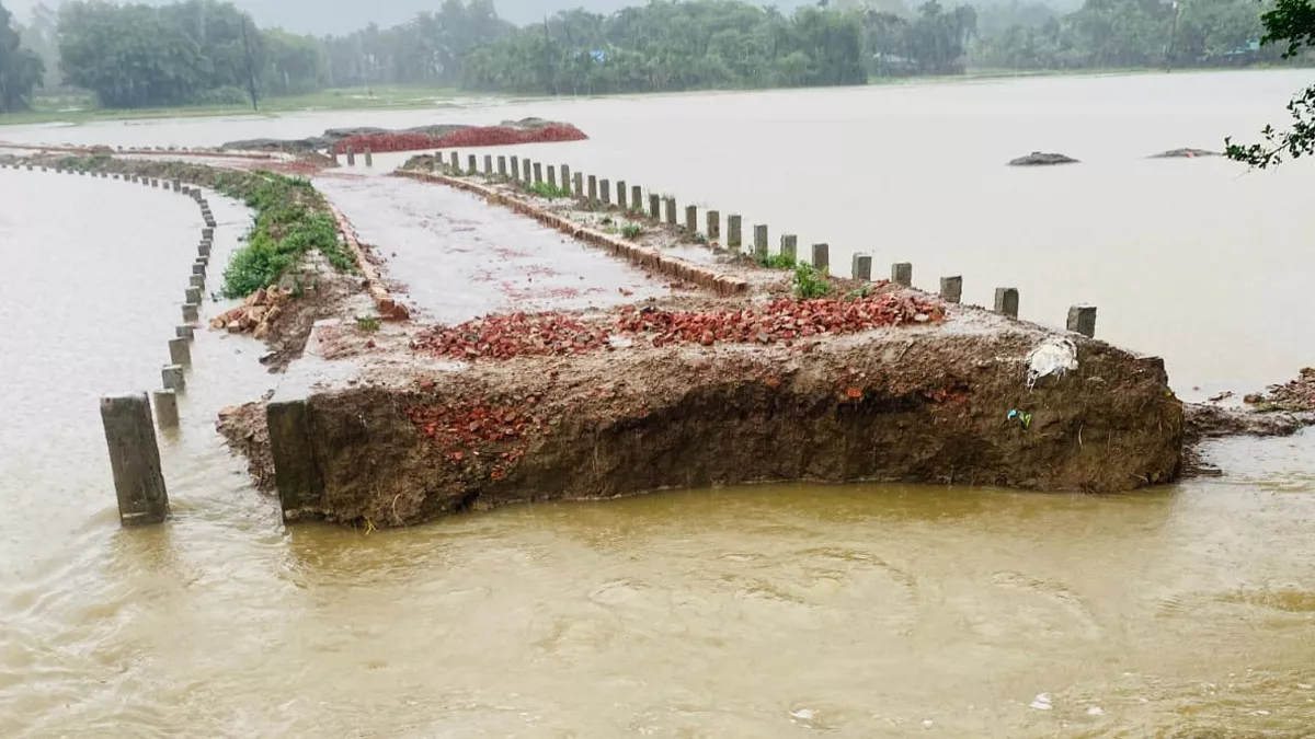 টেকনাফে টানা বর্ষণ: পাহাড়ধসের শঙ্কায় ঝুঁকিপূর্ণ বসতিদের সরে যেতে মাইকিং