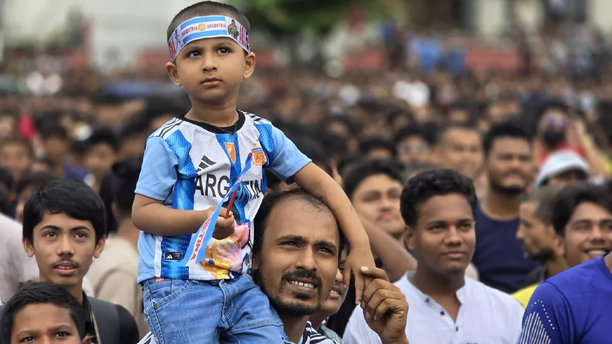 স্বজনের কাধে উঠে খেলা দেখছে খুদে ভক্ত। ছবি: প্রতিদিনের বাংলাদেশ 