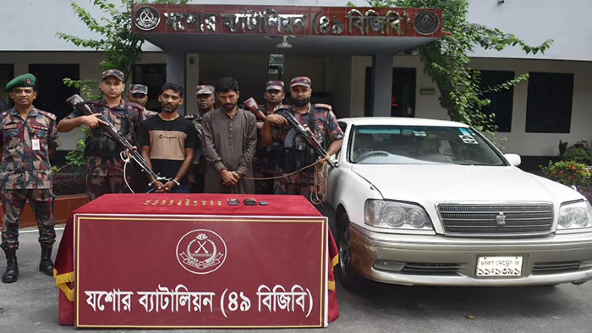 যশোরে ৭ কোটি ১৩ লাখ ৪৫ হাজার টাকা মূল্যের ৩ কেজি ৬৪১ গ্রাম স্বর্ণের বারসহ গ্রেপ্তার ২ পাচারকারী। প্রবা ফটো