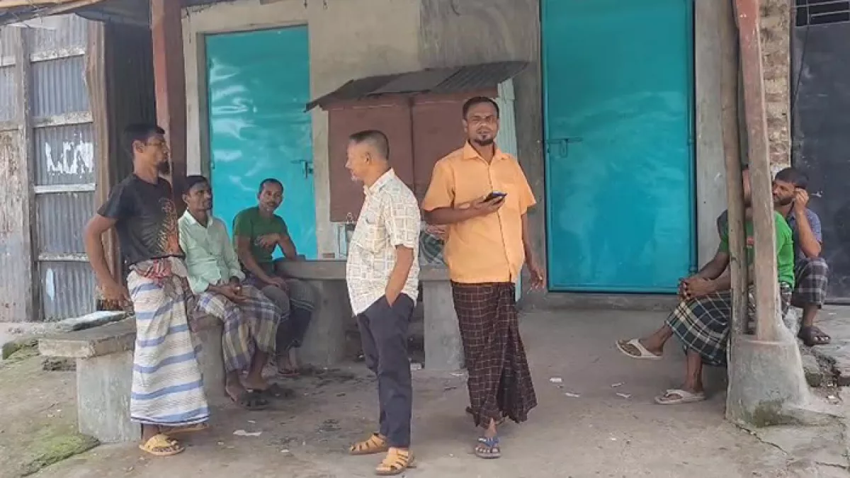 ঝালকাঠিতে হ্যান্ডেলিং শ্রমিকরা বেতন-ভাতা বৃদ্ধির দাবিতে ধর্মঘট পালন করে। প্রবা ফটো 