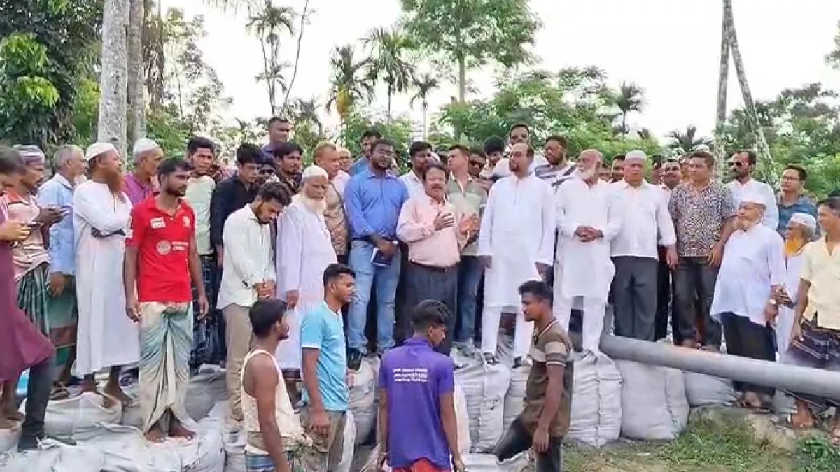 ঝালকাঠির রাজাপুরে বিষখালী নদীর ভাঙন রোধে বাদুরতলা এলাকায় জিও ব্যাগ ফেলার কার্যক্রম উদ্বোধন করেন এমপি রফিকুল ইসলাম জামাল। প্রবা ফটো