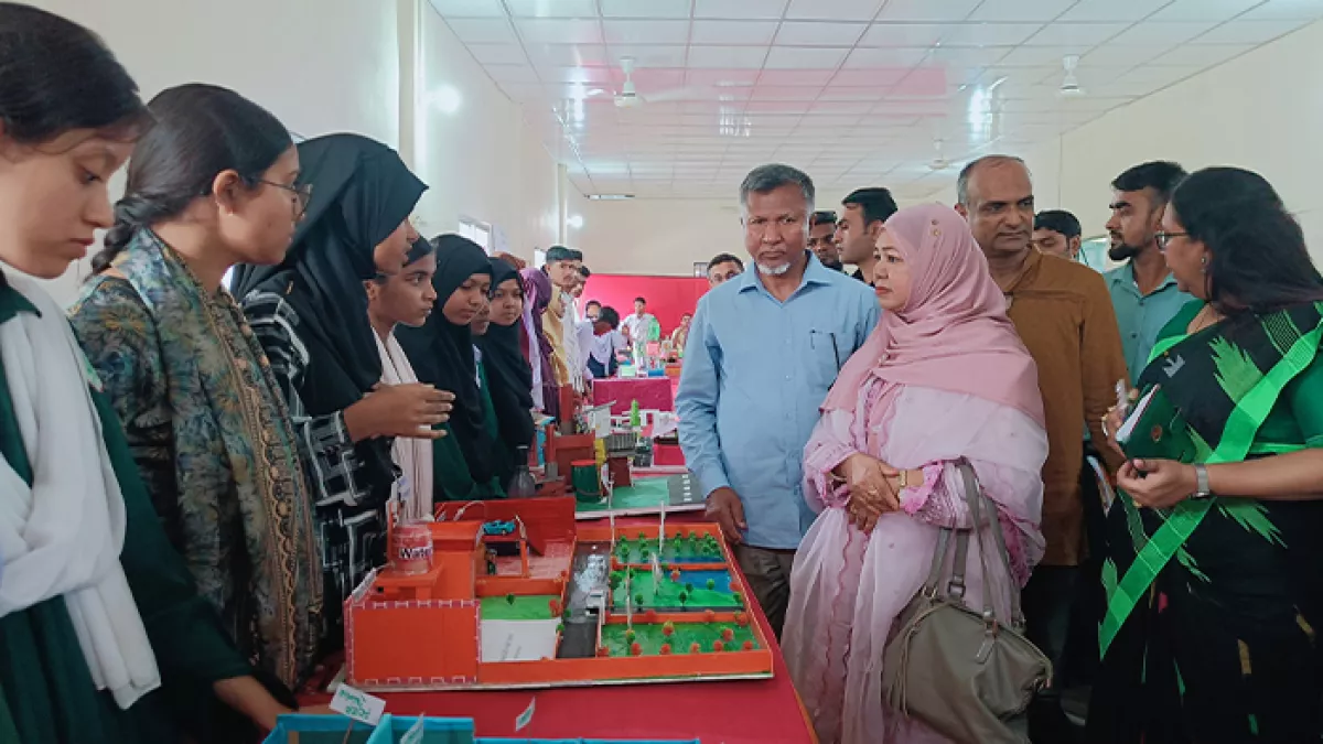 কালাই বালিকা উচ্চ বিদ্যালয় হলরুমে আয়োজিত বিজ্ঞান প্রকল্প প্রদর্শনীর সকল স্টল পরিদর্শন করেন প্রতিমন্ত্রী আব্দুল বারী। প্রবা ফটো