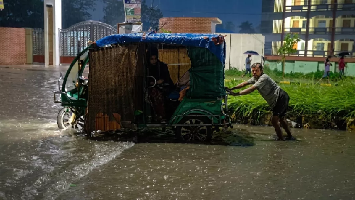 সামান্য বৃষ্টিতেই খুলনা নগরী জলমগ্ন