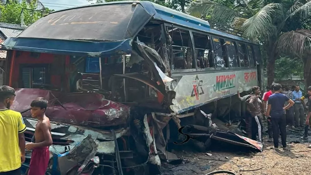 খুলনার ফুলতলায়  ত্রিমুখী সংঘর্ষে ২৪ জন আহত  হয়েছেন। প্রবা ফটো