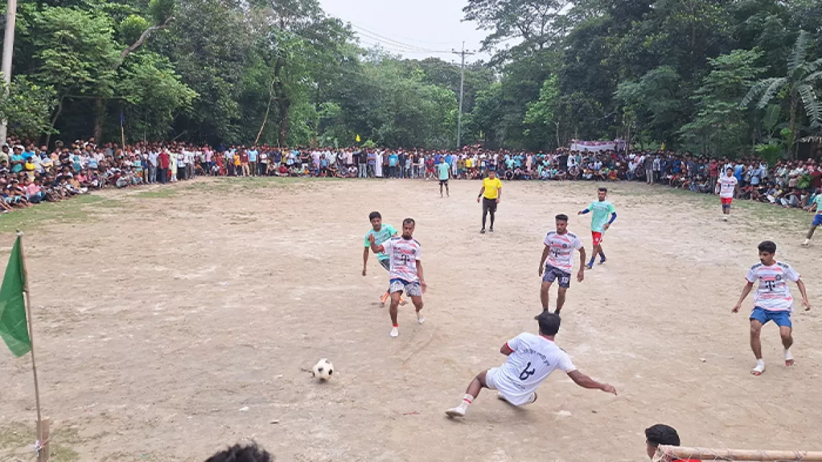 কিশোরগঞ্জ সদর উপজেলার সল্প যশোদল নোয়াপাড়া এলাকার মাঠে শুক্রবার অনুষ্ঠিত ফুটবল খেলার ফাইনাল ম্যাচকে কেন্দ্র করে উৎসবের আমেজ। প্রবা ফটো