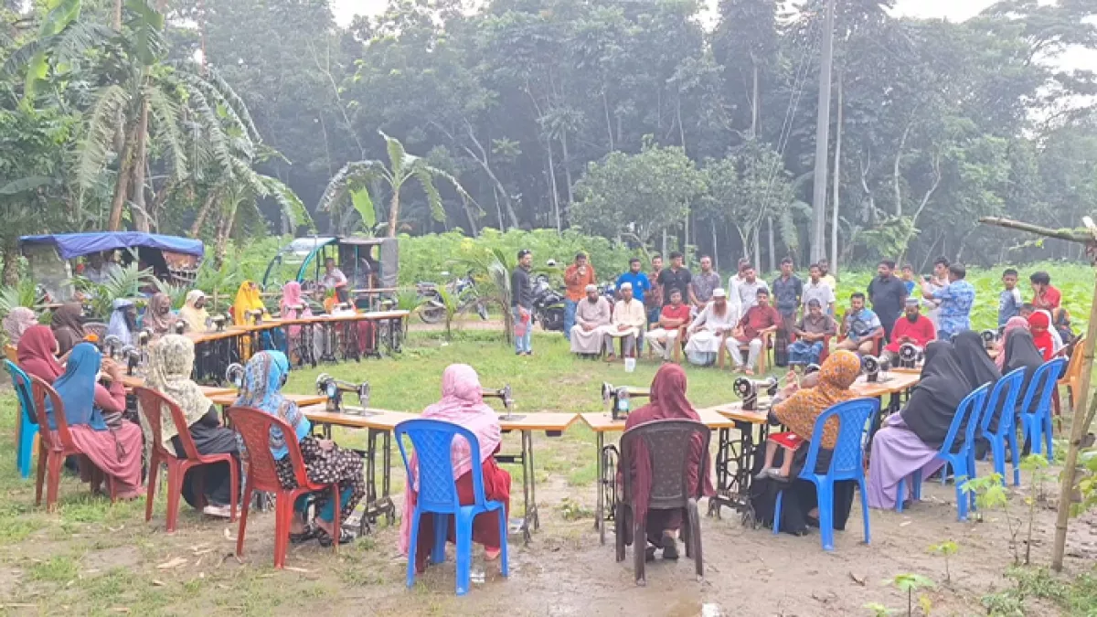 সহায়তা নয়, আত্মনির্ভরশীলতার হাতিয়ার পেলেন ২৩ নারী