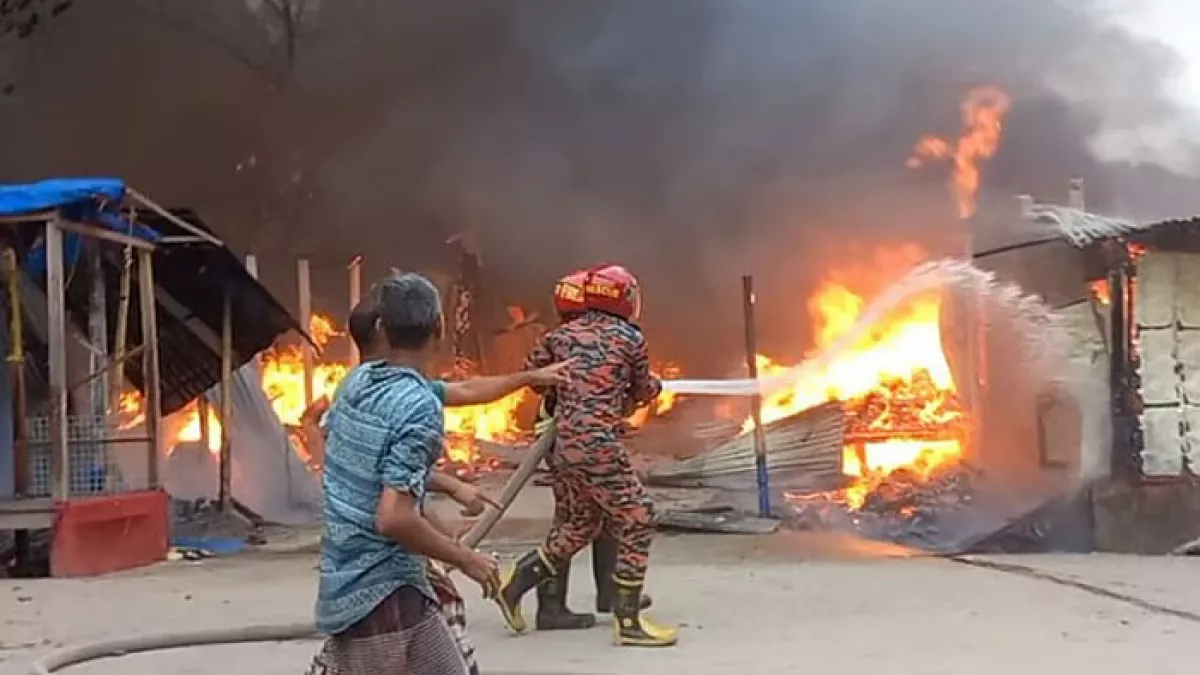 ভূরুঙ্গামারীর বাজারে আগুনে ১০৫ ব্যবসা প্রতিষ্ঠান পুড়ে ছাই