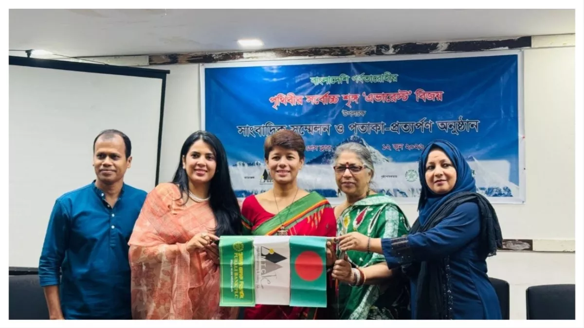 প্রেস ক্লাবে এভারেস্ট জয়ী নিম্নির পতাকা-প্রত্যর্পণ অনুষ্ঠিত হয়