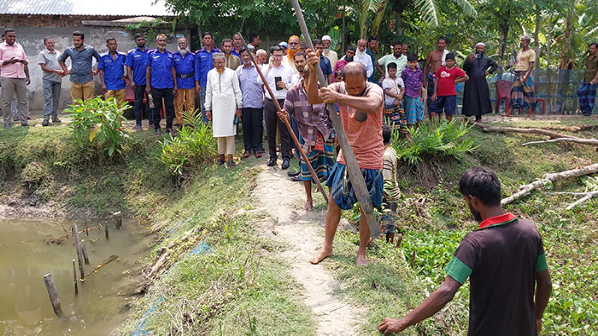 মোরেলগঞ্জে ঘের ব্যবসায়ীদের দখলে থাকা সরকারি খাল উন্মুক্ত করেন নির্বাহী ম্যাজিষ্ট্রেট অতীশ সরকার। প্রবা ফটো 
