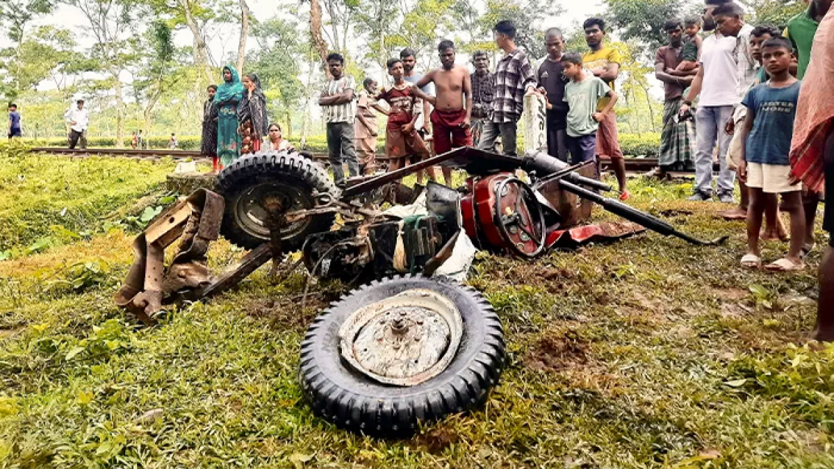 ট্রাক্টরের সঙ্গে ট্রেনের সংঘর্ষ, গেটম্যান বরখাস্ত
