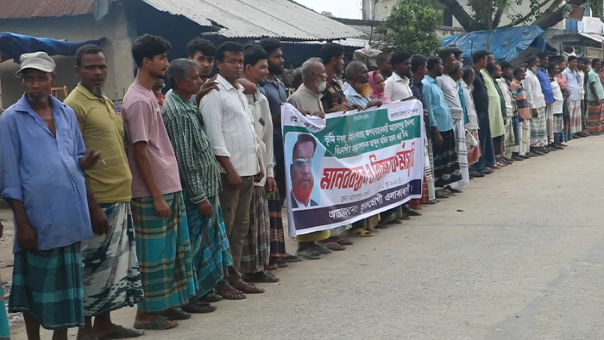 নওগাঁর মহাদেবপুর উপজেলার গাহলী বাজারে আব্দুল মতিন মণ্ডলের বিরুদ্ধে বিভিন্ন অভিযোগ তুলে মানববন্ধন ও বিক্ষোভ সমাবেশ করেন এলাকাবাসী। প্রবা ফটো