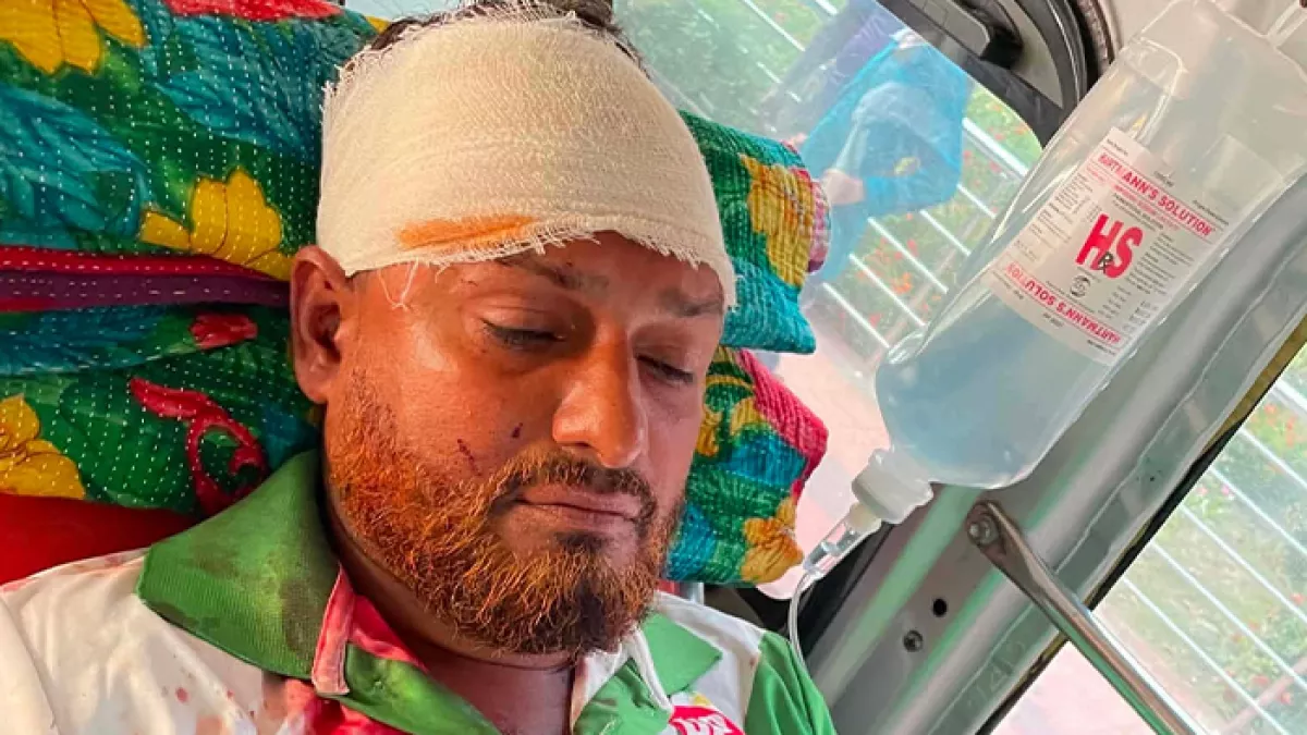 নড়াইল সদর হাসপাতালে ভর্তি আহত জামায়াত নেতা আব্দুর রহিম। প্রবা ফটো