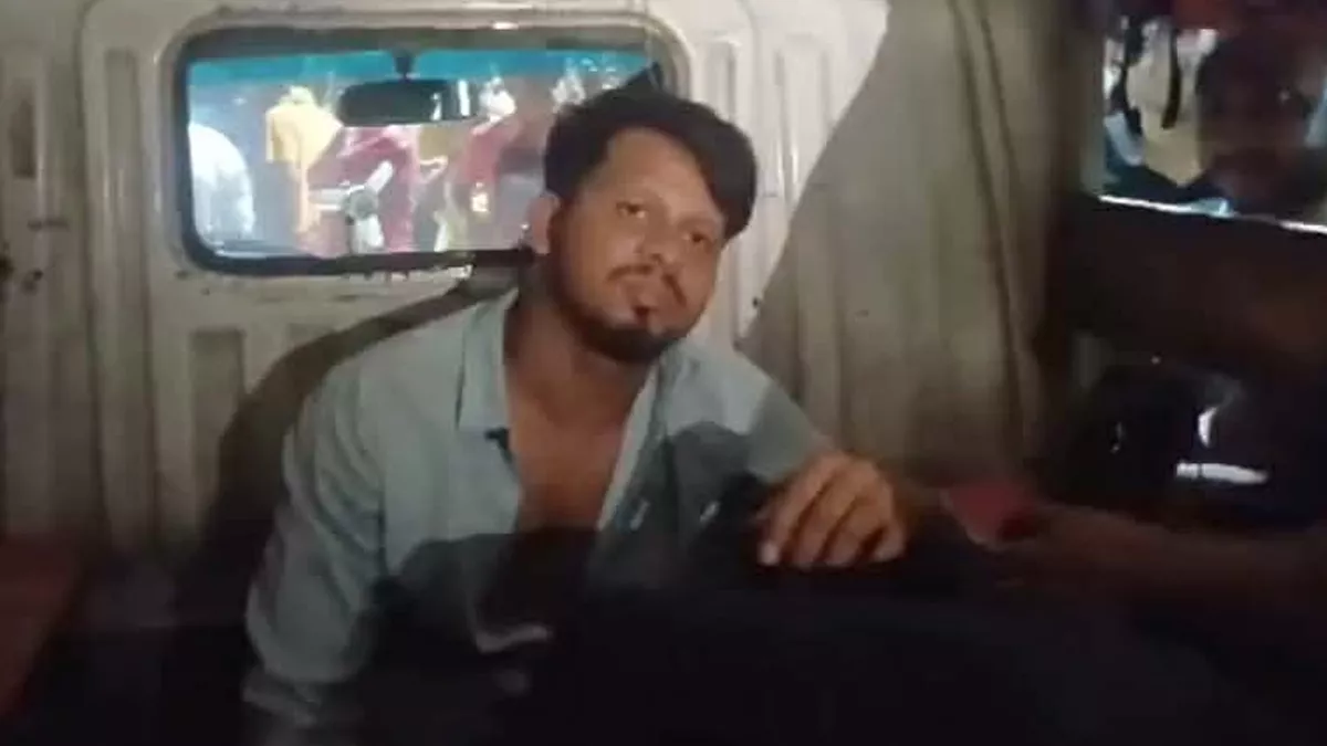 জাবিতে ছাত্রীদের গোপনে ভিডিও ধারণ, বহিরাগত যুবক গ্রেপ্তার