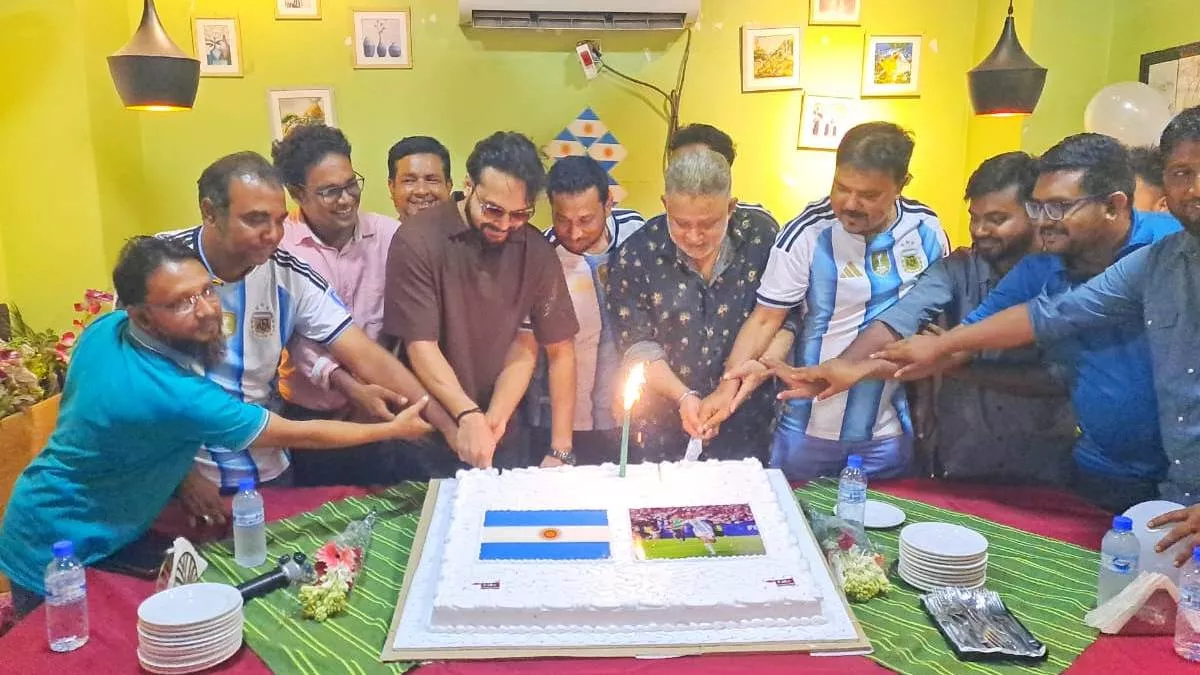 মেসির জন্মদিনে বগুড়ায় কেক কাটলেন অভিনেতা আদর আজাদ ও ডন