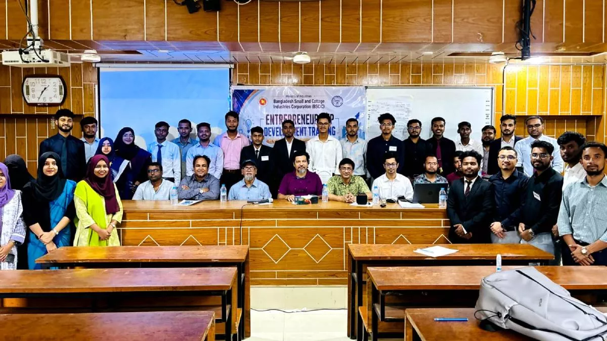বিশ্ববিদ্যালয়ের একাডেমিক ভবন-৩-এর ২০১ নম্বর কক্ষে বুধবার প্রশিক্ষণ কর্মসূচির আনুষ্ঠানিক সমাপ্তি ঘোষণা করা হয়। ছবি: প্রতিদিনের বাংলাদেশ