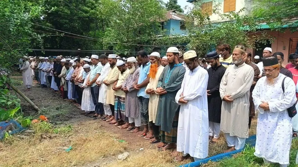 জানাজার নামাজ ও দাফন কার্যক্রমে স্থানীয় গণ্যমান্য ব্যক্তিবর্গ, জনপ্রতিনিধি, আত্মীয়-স্বজন এবং এলাকাবাসীরা অংশ নেন। ছবি: প্রতিদিনের বাংলাদেশ
