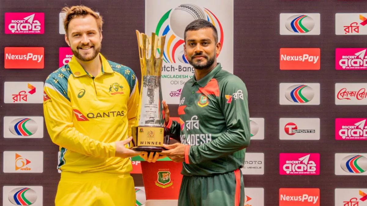 ওয়ানডে সিরিজ শুরুর আগে ট্রফি নিয়ে বাংলাদেশ ও অস্ট্রেলিয়া দলের অধিনায়কের ফটোসেশন। ছবি: প্রতিদিনের বাংলাদেশ