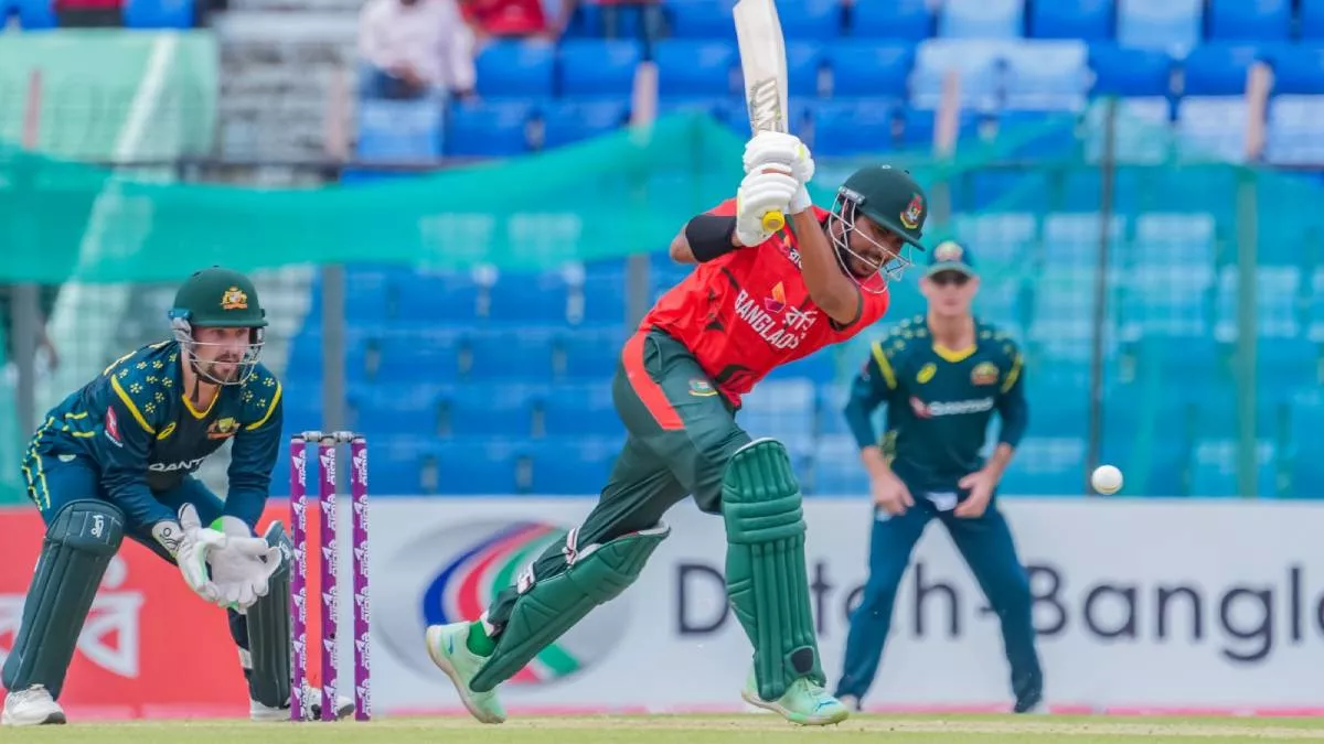 ব্যাটিংয়ের শুরুটা ভালো হলেও পাওয়ারপ্লের পর নিয়মিত বিরতিতে উইকেট হারিয়ে চাপে পড়ে বাংলাদেশ। ছবি: বিসিবি