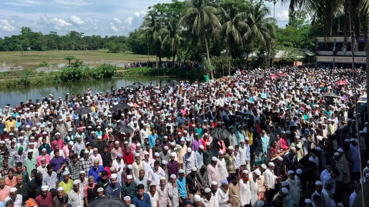 জোহরের নামাজের পর দক্ষিণ বাণীগ্রাম ইউনিয়নের আকুনি মাদ্রাসা মাঠে পাঁচ প্রবাসীর সম্মিলিত জানাজা অনুষ্ঠিত হয়েছে। ছবি: প্রতিদিনের বাংলাদেশ