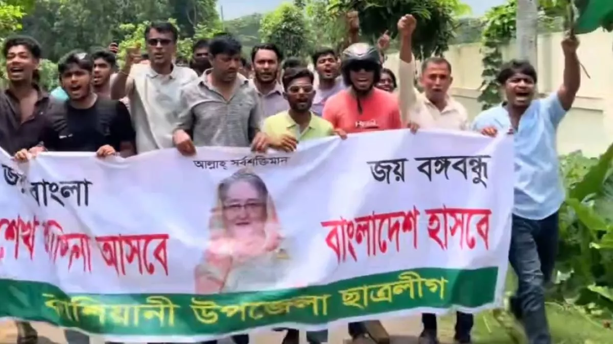 গোপালগঞ্জে মহাসড়ক অবরোধ করে ছাত্রলীগের মিছিল