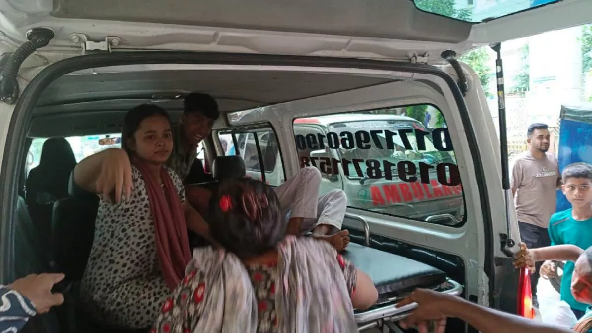 সংঘর্ষে গুলিবিদ্ধ শিক্ষার্থী ইথার আহমেদের অবস্থার অবনতি হওয়ায় তাকা ঢাকা মেডিক্যাল হাসপাতালে নিয়ে যাওয়া হচ্ছে। ছবি: প্রতিদিনের বাংলাদেশ