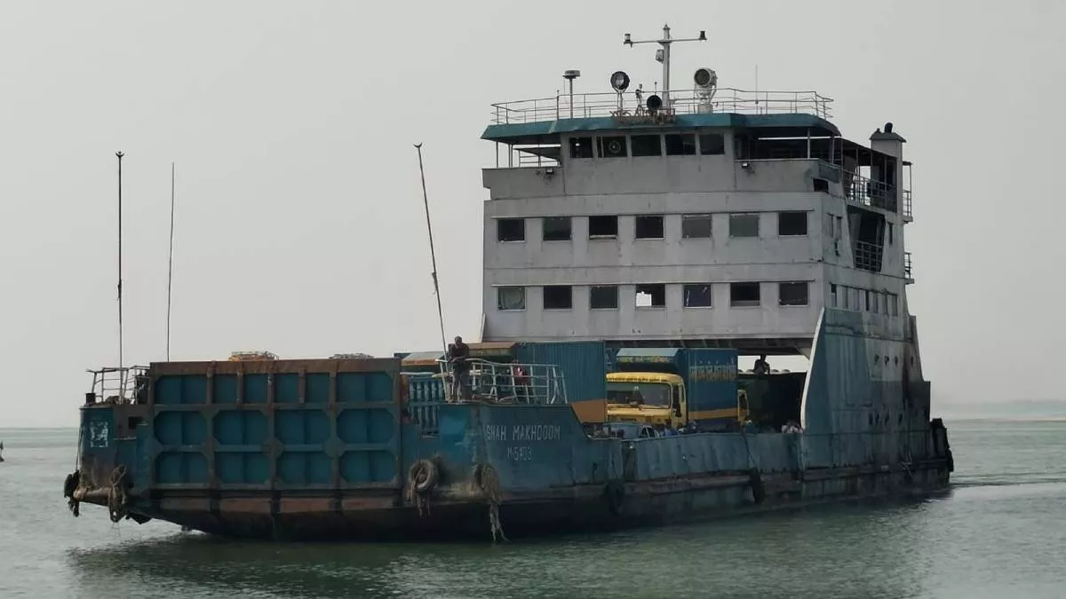 ১ ঘণ্টা পর পাটুরিয়া-দৌলতদিয়ায় ফেরি চলাচল শুরু