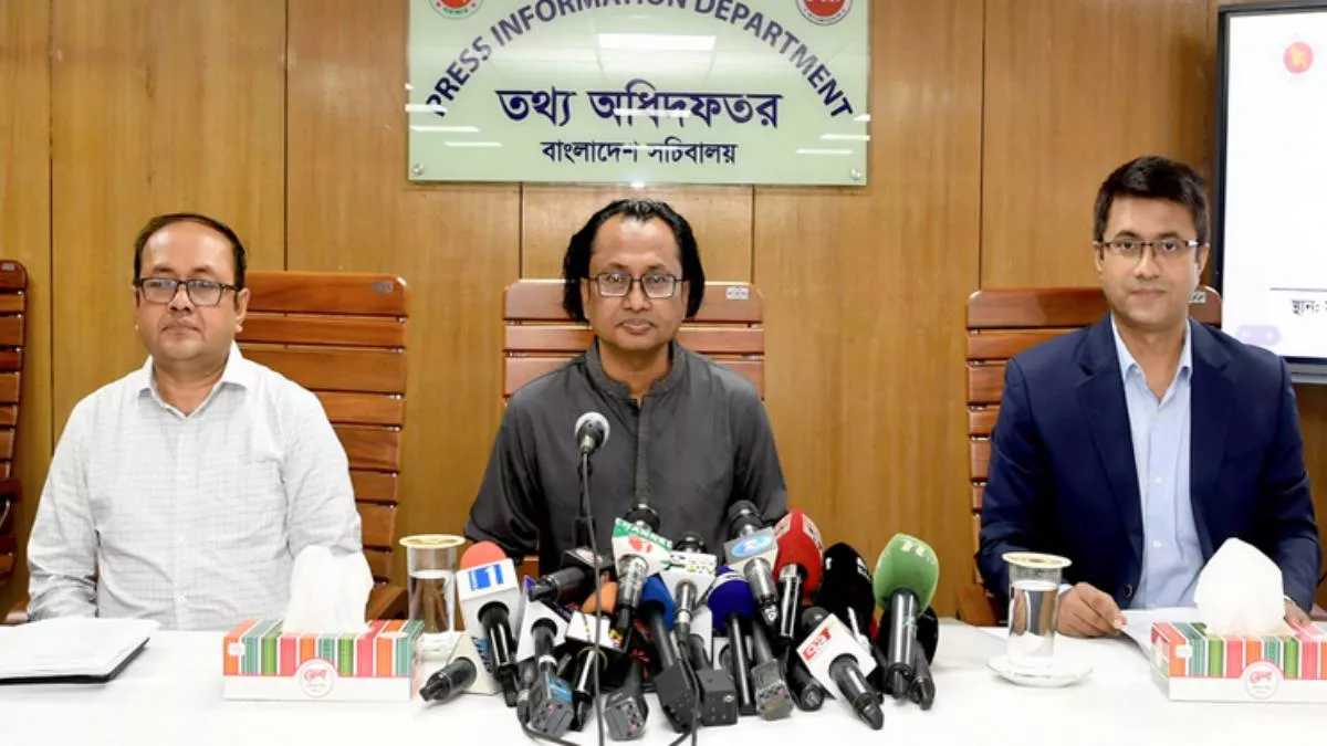 সচিবালয়ে তথ্য অধিদফতরের সম্মেলন কক্ষে মঙ্গলবার এক সংবাদ সম্মেলনে বিভিন্ন মন্ত্রণালয়ের দিল্লি বিমানবন্দরে ঘটে যাওয়া ঘটনার বিষয়ে ঘটে যাওয়া ঘটনা নিয়ে কথা বলেন প্রধানমন্ত্রীর তথ্য উপদেষ্টা ডা. জাহেদ উর রহমান। ছবি: পিআইডি