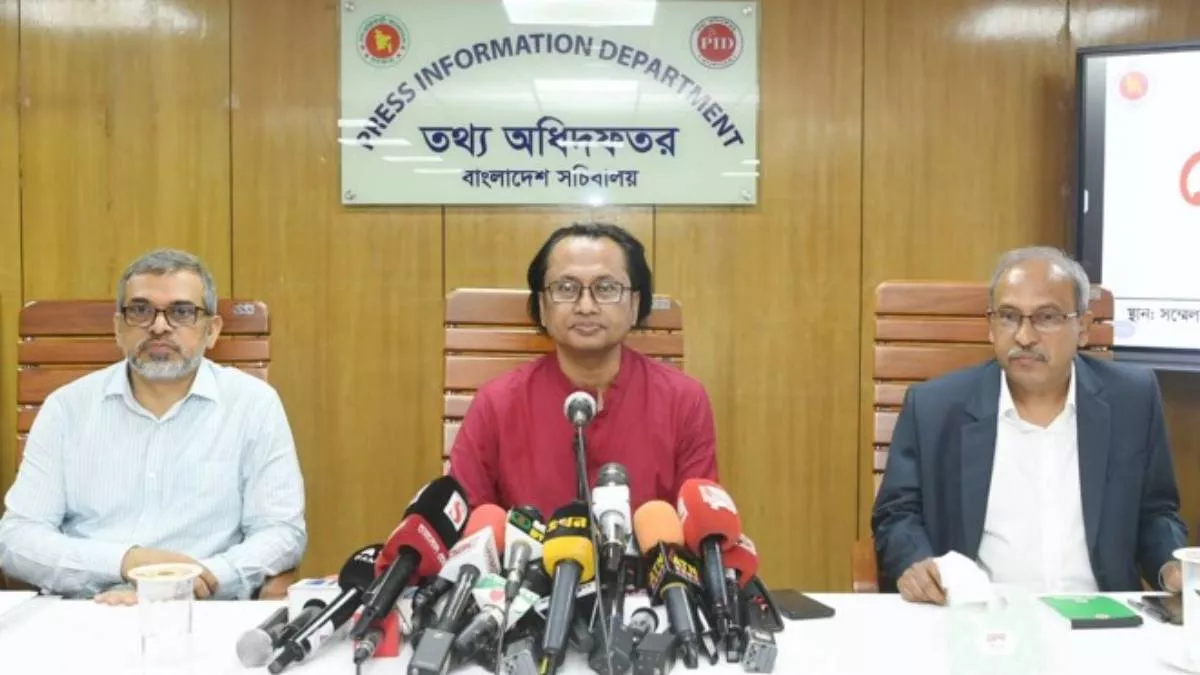 প্রধানমন্ত্রীর তথ্য ও সম্প্রচার বিষয়ক উপদেষ্টা ডা. জাহেদ উর রহমান মঙ্গলবার সকালে তথ্য অধিদপ্তরের (পিআইডি) সম্মেলন কক্ষে আয়োজিত সাপ্তাহিক প্রেস ব্রিফিংয়ে বিভিন্ন মন্ত্রণালয়ের কার্যক্রম ও অগ্রগতি তুলে ধরেন। ছবি: পিআইডি