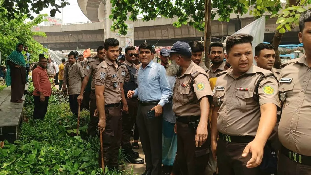 ঢাকা দক্ষিণ সিটি কর্পোরেশনের নির্বাহী ম্যাজিস্ট্রেট মোহাম্মদ আমিনুল ইসলামের নেতৃত্বে বৃহস্পতিবার ফুটপাত ও সড়ক দখলমুক্ত রাখতে অবৈধ দখল উচ্ছেদ অভিযান পরিচালিত হয়। ছবি: প্রতিদিনের বাংলাদেশ