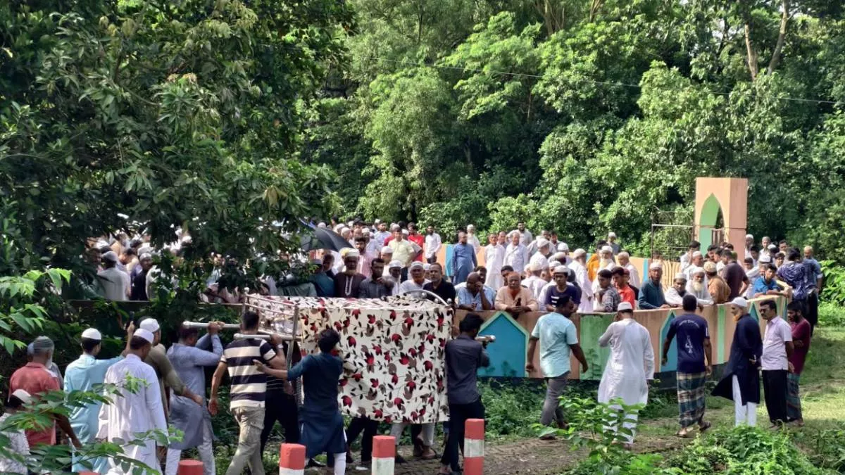 ৪১ ঘণ্টা অপেক্ষার পর শেষ বিদায়, পাশাপাশি কবরে শায়িত মা-মেয়ে