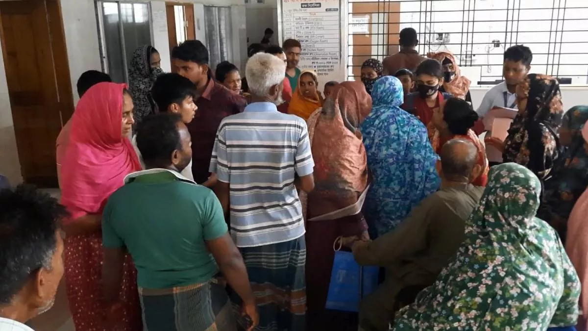 মোটরসাইকেলে পিকআপ ভ্যানের ধাক্কায় স্কুলছাত্র তীর্থ বিশ্বাস নিহতের ঘটনা হাসপাতালে স্বজনদের আহাজারি। ছবি: প্রতিদিনের বাংলাদেশ