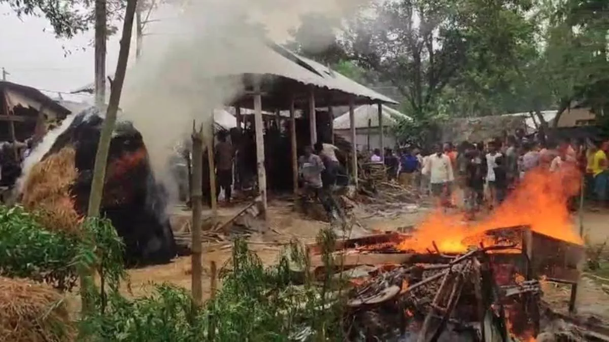 শিশুর বস্তাবন্দী মরদেহ উদ্ধারের ঘটনায় অভিযুক্তের বাড়িঘরে হামলা, ভাঙচুর ও অগ্নিসংযোগ করেছে বিক্ষুব্ধ জনতা। ছবি: প্রতিদিনের বাংলাদেশ