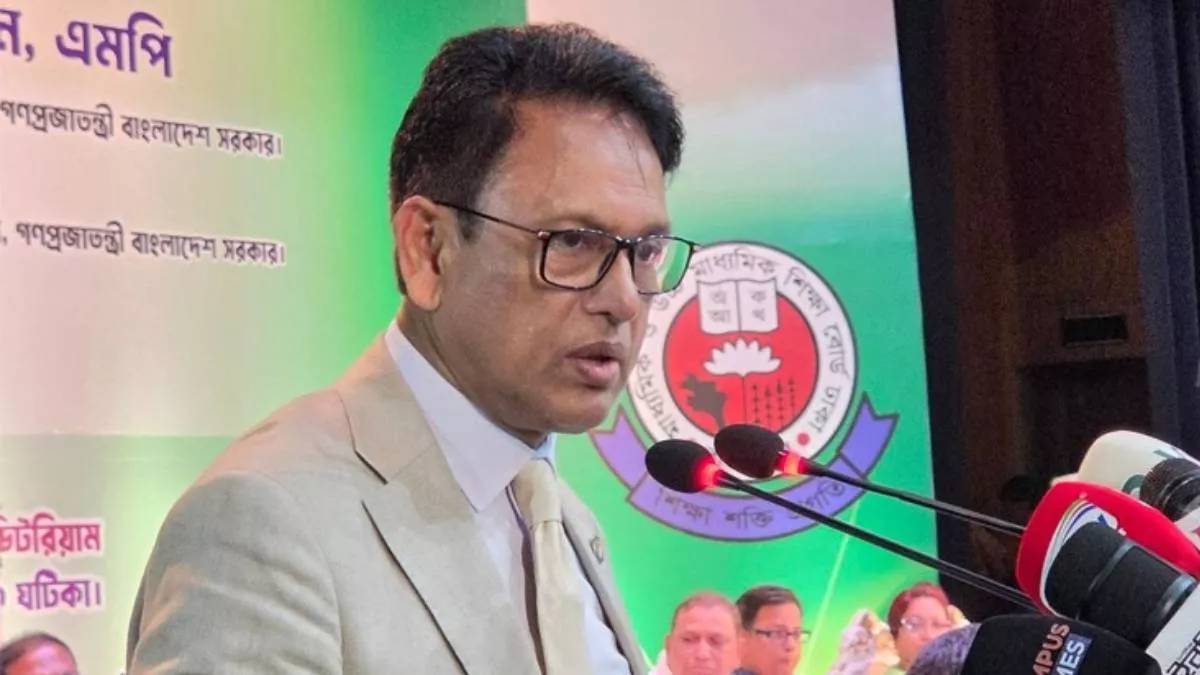 শিক্ষা এবং প্রাথমিক ও গণশিক্ষা মন্ত্রী ড. আ ন ম এহছানুল হক মিলন মঙ্গলবার আজিমপুর গার্লস স্কুল অ্যান্ড কলেজে এইচএসসি ও সমমান পরীক্ষা ২০২৬ উপলক্ষে এক মতবিনিময় সভায় প্রধান অতিথির বক্তব্য দেন। ছবি: বাসস
