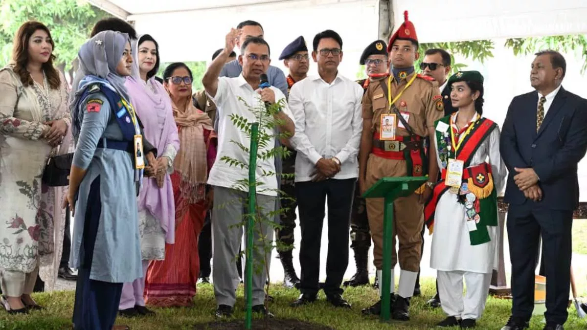 শেরে বাংলা নগরের বাংলাদেশ-চীন মৈত্রী আন্তর্জাতিক সম্মেলন কেন্দ্র থেকে রবিবার একযোগে দেশের ২৯ হাজারের বেশি মাধ্যমিক বিদ্যালয়ে বৃক্ষরোপণ কর্মসূচির উদ্বোধন করেন প্রধানমন্ত্রী তারেক রহমান। ছবি: পিএমও